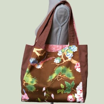 Composition florale, motifs japonisants de fleurs et d'oiseaux en bleu, rose et vert sur fond brun olive. Brun fauve, brun olive, brun terre de Sienne, vert pâle, vert feuillage, vert tilleul, rose clair, rouge framboise.