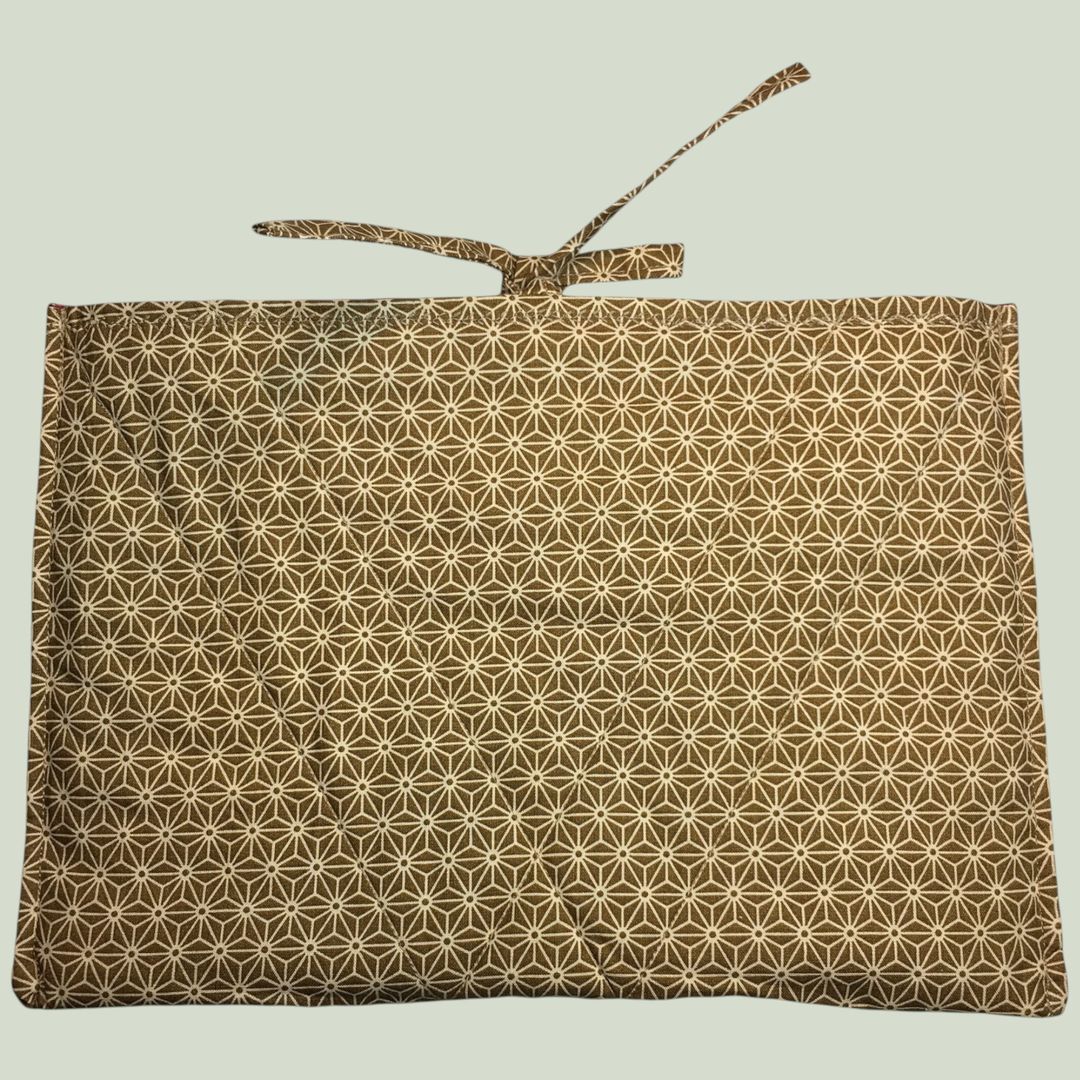 Housse à livres fleurie rouge, étui matelassé pour tablettes, création originale pièce unique, tissu vintage des années 1940s 1950s revalorisé. Format S1, verso, doublure et matelassage.