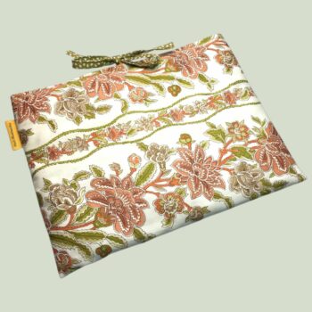 Pochette matelassée en tissu vintage de 1972, housse à livres et tablettes, création originale pièce unique, toile ancienne Romanex de Boussac. Taille S2. Recto face B.