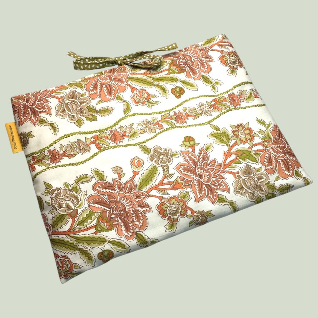 Pochette matelassée en tissu vintage de 1972, housse à livres et tablettes, création originale pièce unique, toile ancienne Romanex de Boussac. Taille S2. Recto face B.