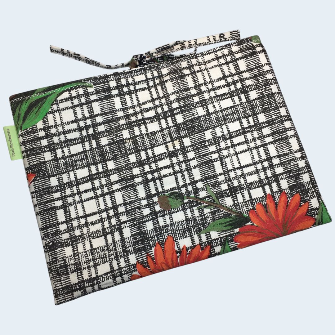 Housse à tablettes fleurie sixties, étui matelassé pour livres, fait main, création originale pièce unique, tissu vintage 1960s revalorisé. Exemplaire 1 recto face B.