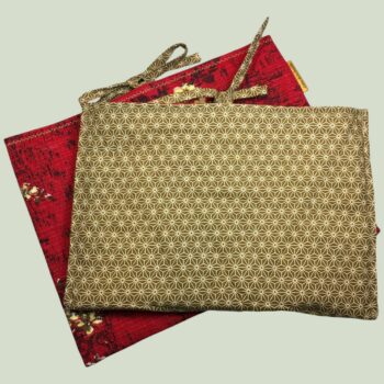 Housse à livres fleurie rouge, étui matelassé pour tablettes, création originale pièce unique, tissu vintage des années 1940s 1950s revalorisé.