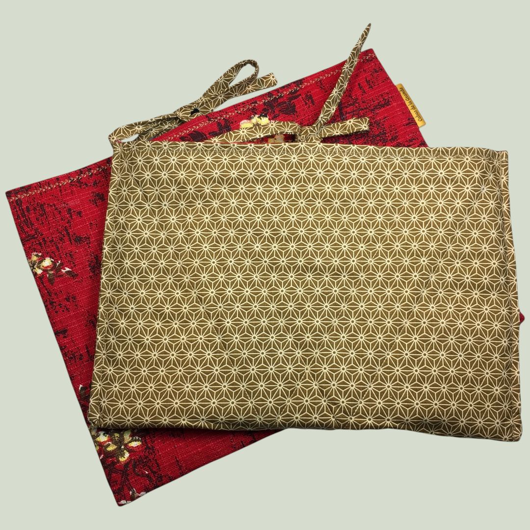 Housse à livres fleurie rouge, étui matelassé pour tablettes, création originale pièce unique, tissu vintage des années 1940s 1950s revalorisé.