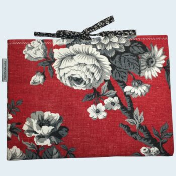 Housse à livres matelassée rouge, protection pour tablettes 10 pouces, création originale pièce unique, tissu vintage des années 1950s revalorisé. Taille S1, exemplaire 3, recto face B.