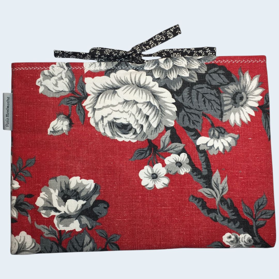 Housse à livres matelassée rouge, protection pour tablettes 10 pouces, création originale pièce unique, tissu vintage des années 1950s revalorisé. Taille S1, exemplaire 3, recto face B.