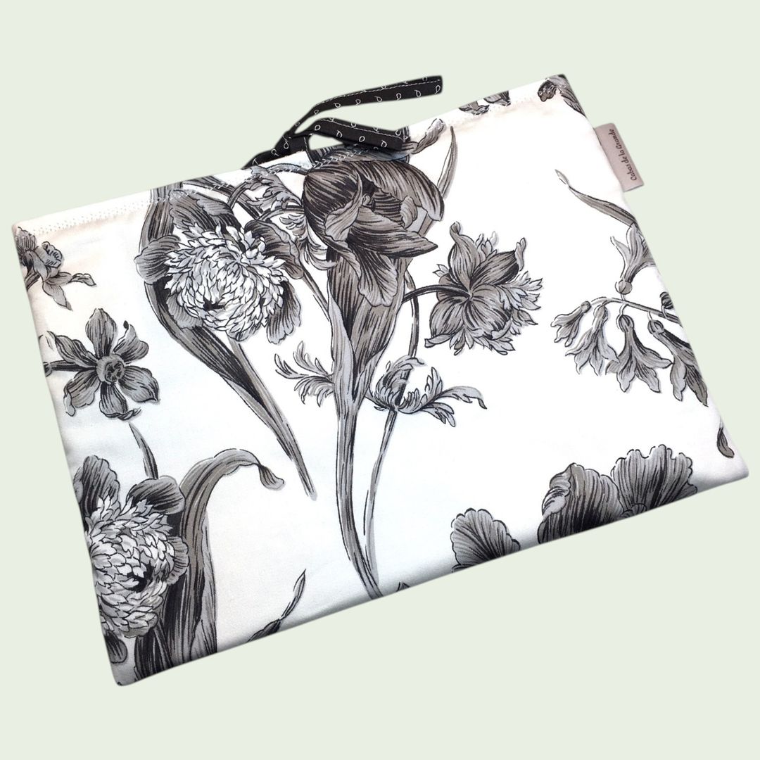 Etui matelassé en coton chintz, housse à livres et tablettes, création originale pièce unique, tissu vintage Romanex de Boussac. Taille S2, exemplaire 2, recto face A.