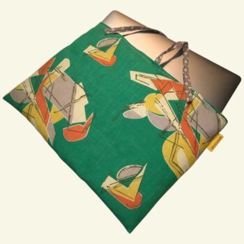 Housse matelassée en tissu vintage 1950s, pour ordinateur 13 pouces, création originale pièce unique, étui doublé réversible. Présenté avec ordinateur portable Mac.