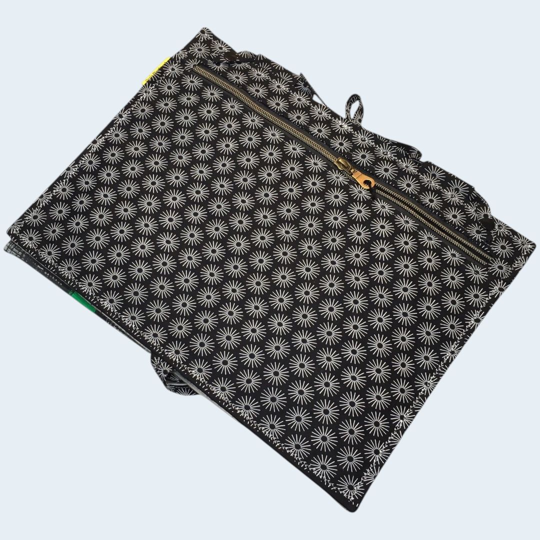 Etui pour ordinateur 13 pouces, en tissu vintage des Fifties, création originale pièce unique, housse matelassée doublée réversible. Face B du rabat amovible avec poche zippée.
