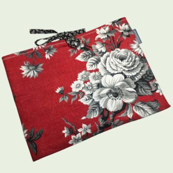 Housse à tablettes matelassée rouge, pochette à livres, création originale pièce unique, tissu vintage des années 1950s revalorisé. Taille S2, exemplaire 3, recto face A.