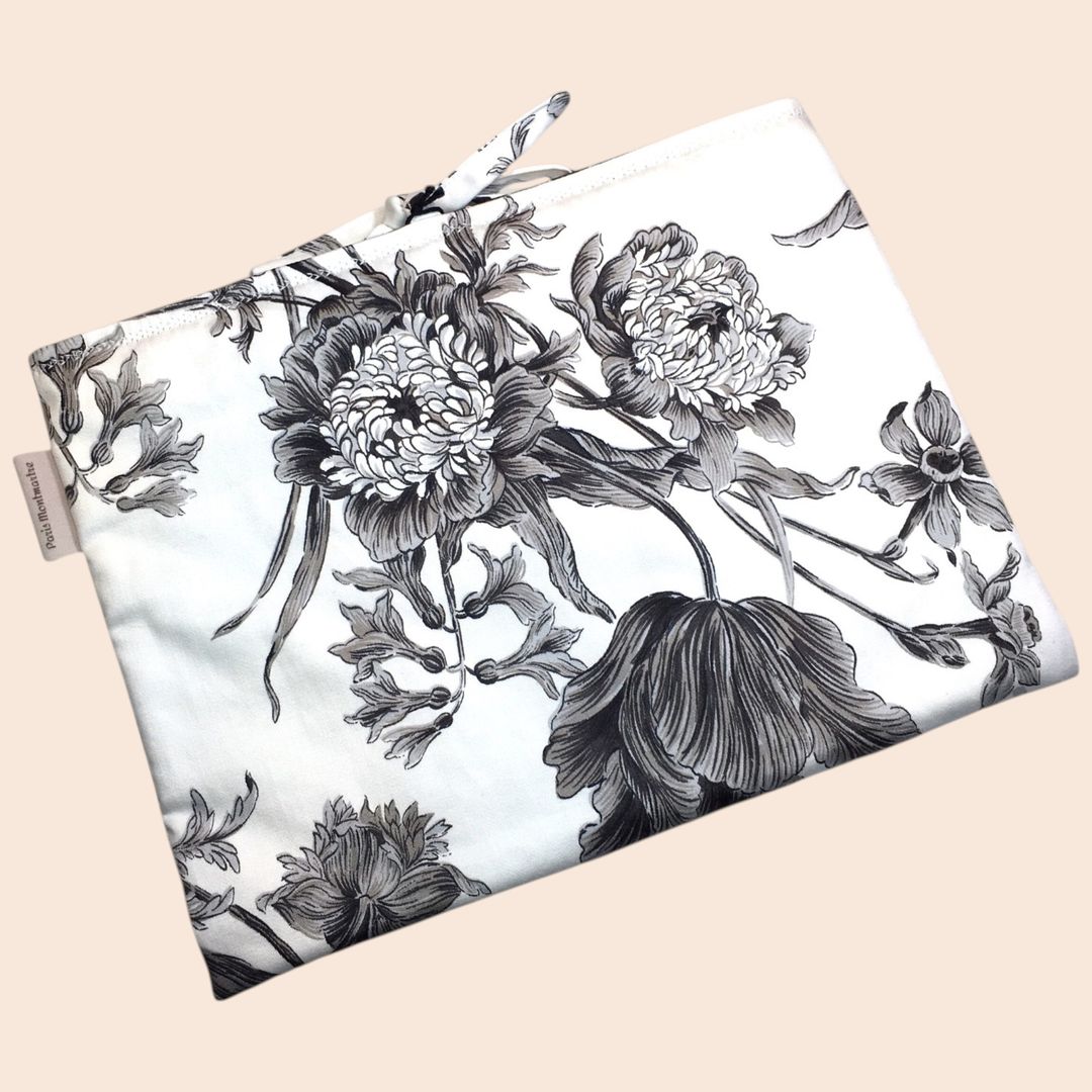 Etui matelassé en coton chintz, housse à livres et tablettes, création originale pièce unique, tissu vintage Romanex de Boussac. Taille S2, exemplaire 3, recto face B.