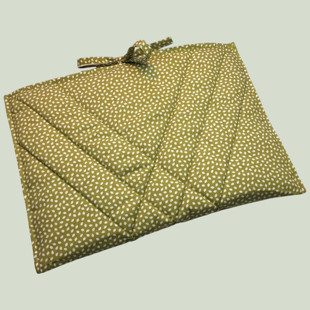 Pochette matelassée en tissu vintage de 1972, housse à livres et tablettes, création originale pièce unique, toile ancienne Romanex de Boussac. Taille S2. Verso, doublure et matelassage.