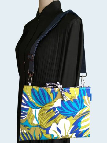 Pochette ordinateur 13 pouces artisanale en tissu rétro fleuri, création originale faite main à Paris, étui doublé réversible. Doublure feuillage stylisé. Exemplaire 1 porté à l'épaule.