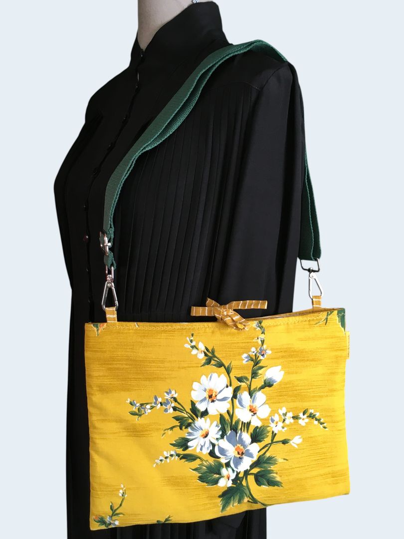 Housse ordinateur 13 pouces, tissu floral vintage jaune moutarde, esprit champêtre, création originale faite main à Paris, étui doublé réversible.