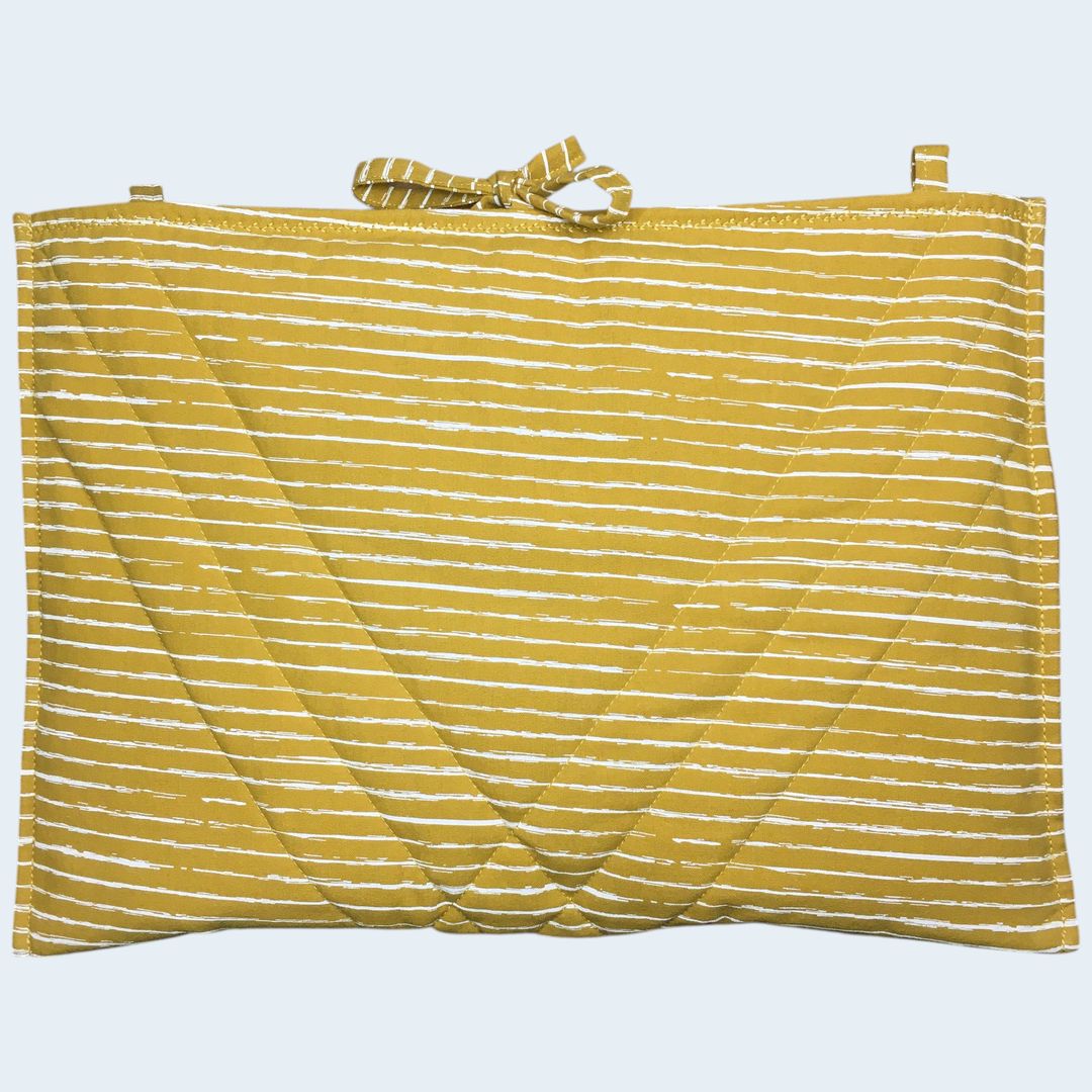 Housse ordinateur 13 pouces, tissu floral vintage jaune moutarde, esprit champêtre, création originale faite main à Paris, étui doublé réversible.