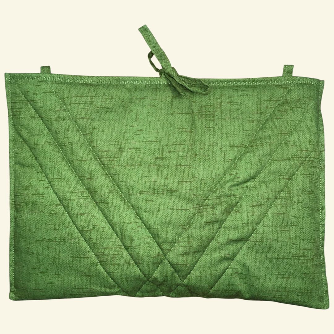 Housse ordinateur 13 pouces en tissu floral vert vintage, motif rétro champêtre, création originale faite main à Paris, étui doublé réversible. Verso, doublure et matelassage.