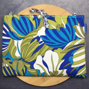 Pochette ordinateur 13 pouces artisanale en tissu rétro fleuri, création originale faite main à Paris, étui doublé réversible. Doublure feuillage stylisé. Exemplaire 1 recto face A.