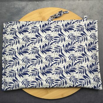 Pochette ordinateur 13 pouces artisanale en tissu rétro fleuri, création originale faite main à Paris, étui doublé réversible. Doublure feuillage stylisé. Verso, matelassage.