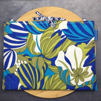 Pochette ordinateur 13 pouces artisanale en tissu rétro fleuri, création originale faite main à Paris, étui doublé réversible. Doublure feuillage stylisé. Exemplaire 2 recto face A.