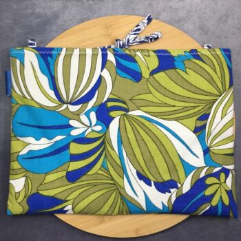 Pochette ordinateur 13 pouces artisanale en tissu rétro fleuri, création originale faite main à Paris, étui doublé réversible. Doublure feuillage stylisé. Exemplaire 2 recto face B.