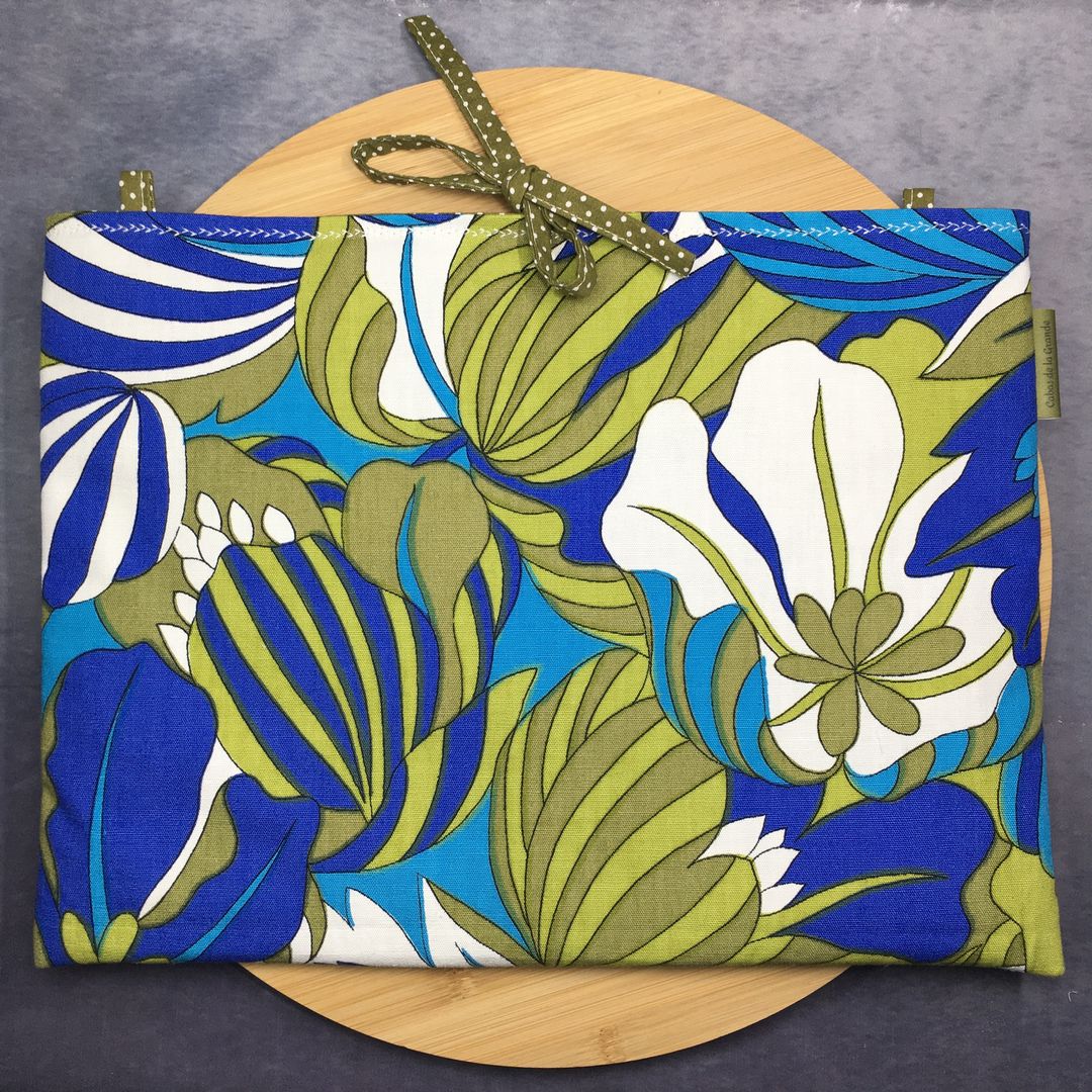 Housse laptop 13 pouces vintage en tissu fleuri graphique, création originale faite main à Paris, étui doublé réversible. Doublure verte, exemplaire 1 recto face A.