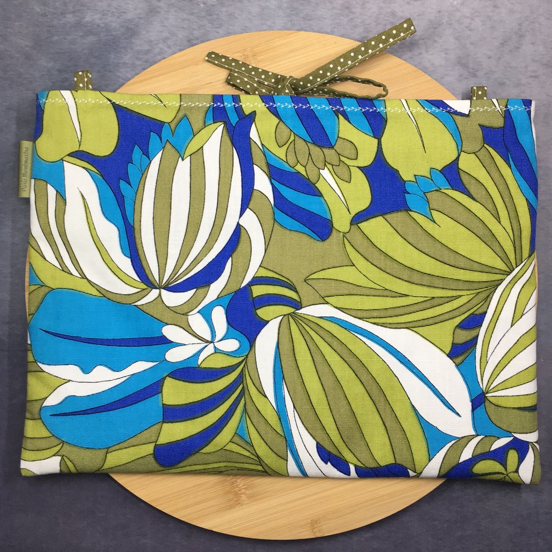 Housse laptop 13 pouces vintage en tissu fleuri graphique, création originale faite main à Paris, étui doublé réversible. Doublure verte, exemplaire 1 recto face B.