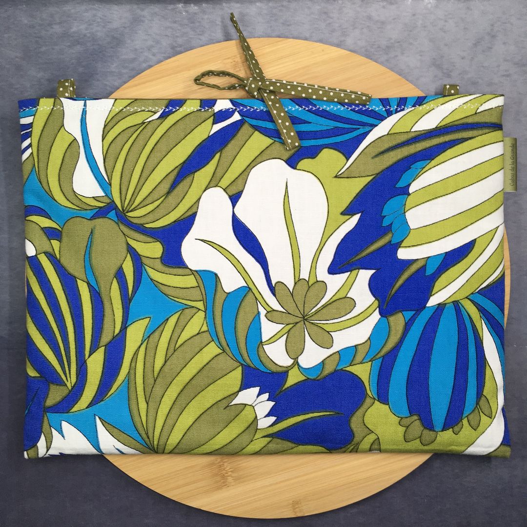 Housse laptop 13 pouces vintage en tissu fleuri graphique, création originale faite main à Paris, étui doublé réversible. Doublure verte, exemplaire 2 recto face A.