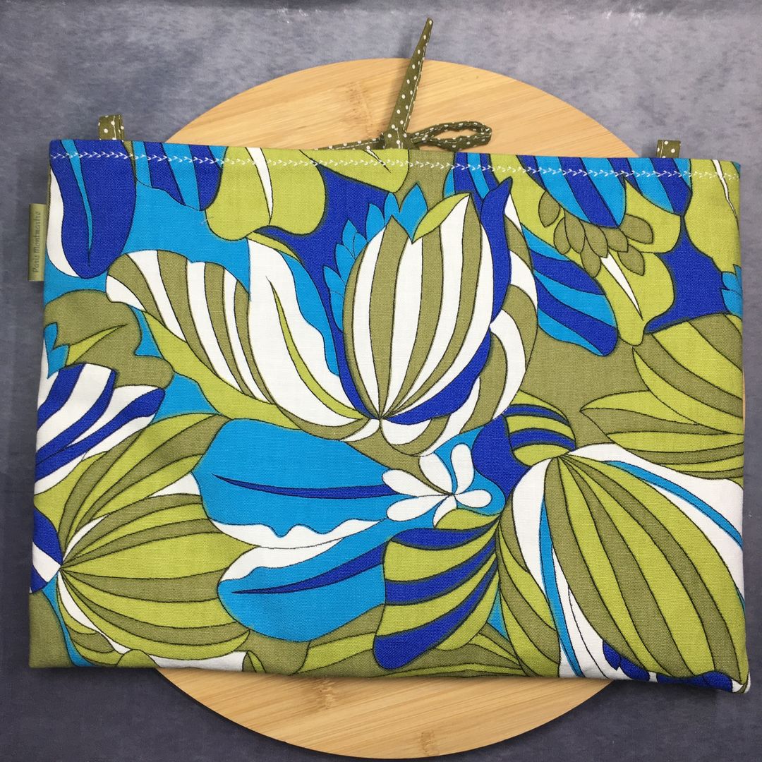 Housse laptop 13 pouces vintage en tissu fleuri graphique, création originale faite main à Paris, étui doublé réversible. Doublure verte, exemplaire 2 recto face B.