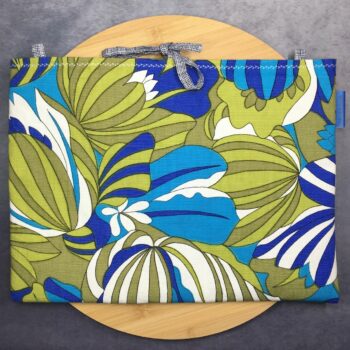Pochette ordinateur 13 pouces en tissu imprimé vintage, création originale faite main à Paris, étui doublé réversible pouvant être porté en bandoulière. Doublure bleue. Exemplaire 1 recto face A.