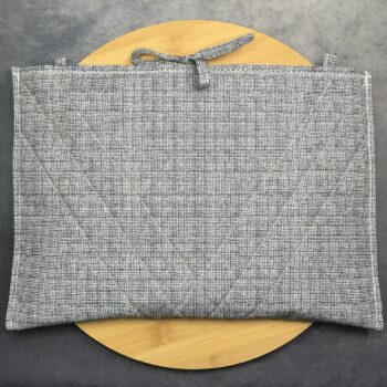 Pochette ordinateur 13 pouces en tissu imprimé vintage, création originale faite main à Paris, étui doublé réversible pouvant être porté en bandoulière. Doublure bleue. Exemplaire 1 verso matelassage.