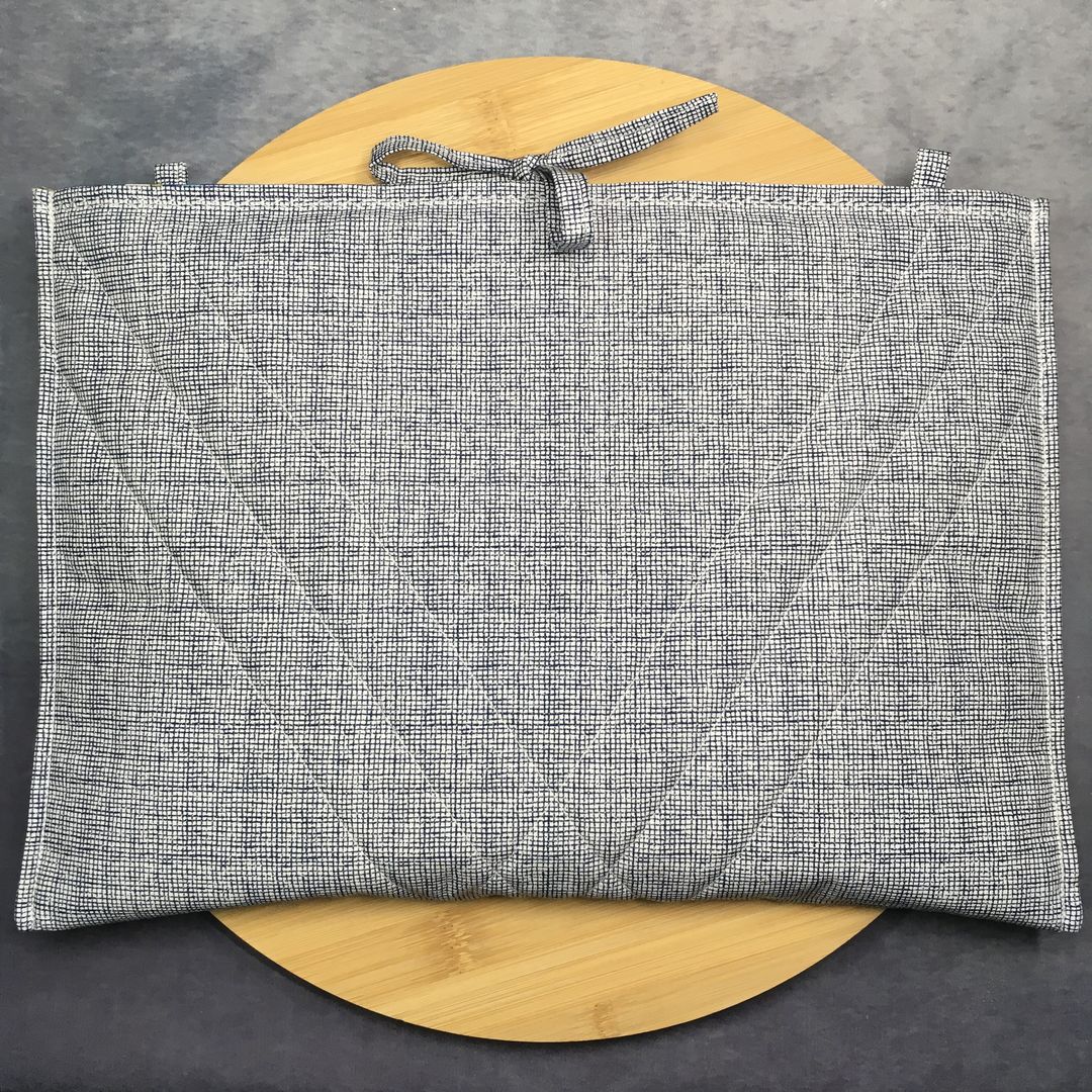 Pochette ordinateur 13 pouces en tissu imprimé vintage, création originale faite main à Paris, étui doublé réversible pouvant être porté en bandoulière. Doublure bleue. Exemplaire 1 verso matelassage.