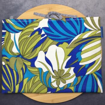 Pochette ordinateur 13 pouces en tissu imprimé vintage, création originale faite main à Paris, étui doublé réversible pouvant être porté en bandoulière. Doublure bleue. Exemplaire 2 recto face A.