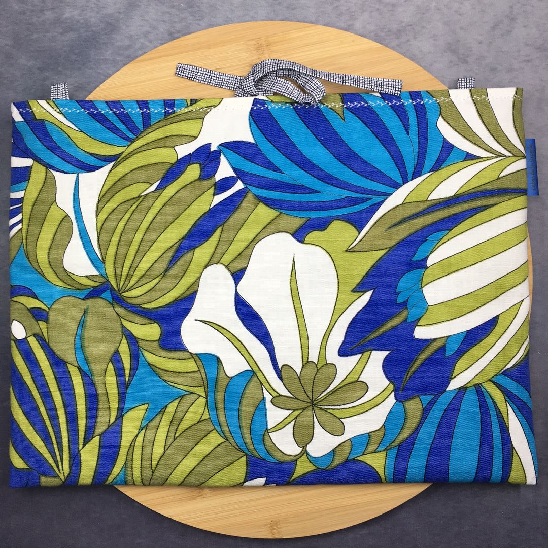 Pochette ordinateur 13 pouces en tissu imprimé vintage, création originale faite main à Paris, étui doublé réversible pouvant être porté en bandoulière. Doublure bleue. Exemplaire 2 recto face A.