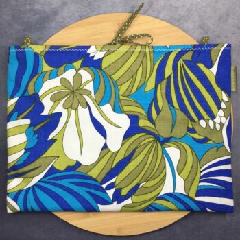 Housse laptop 13 pouces vintage en tissu fleuri graphique, création originale faite main à Paris, étui doublé réversible. Doublure verte, exemplaire 3 recto face A.