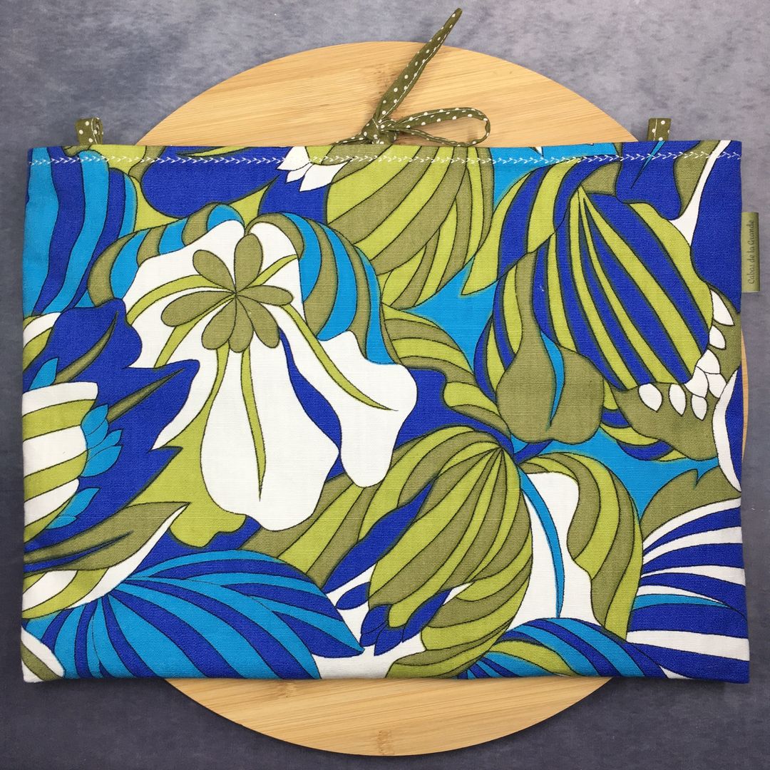 Housse laptop 13 pouces vintage en tissu fleuri graphique, création originale faite main à Paris, étui doublé réversible. Doublure verte, exemplaire 3 recto face A.