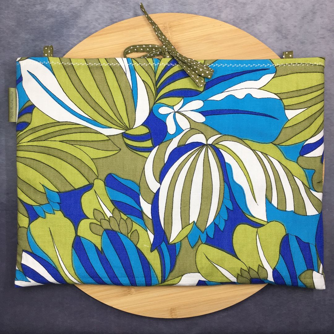 Housse laptop 13 pouces vintage en tissu fleuri graphique, création originale faite main à Paris, étui doublé réversible. Doublure verte, exemplaire 3 recto face B.