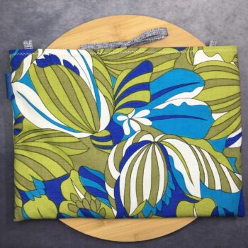 Pochette ordinateur 13 pouces en tissu imprimé vintage, création originale faite main à Paris, étui doublé réversible pouvant être porté en bandoulière. Doublure bleue. Exemplaire 3 recto face B.