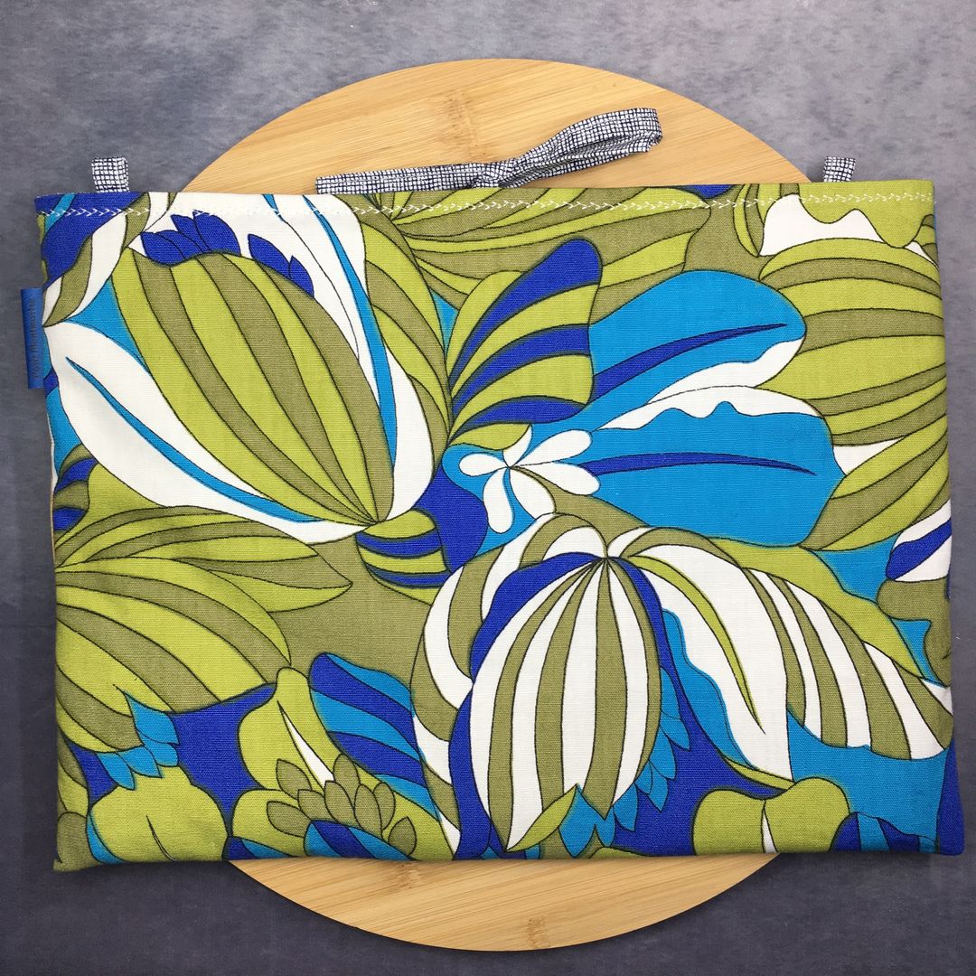 Pochette ordinateur 13 pouces en tissu imprimé vintage, création originale faite main à Paris, étui doublé réversible pouvant être porté en bandoulière. Doublure bleue. Exemplaire 3 recto face B.