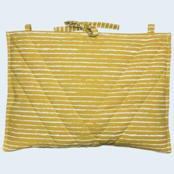 Housse matelassée pour livres et tablettes en tissu floral vintage jaune, création originale pièce unique faite main à Paris. Verso, doublure et matelassage.