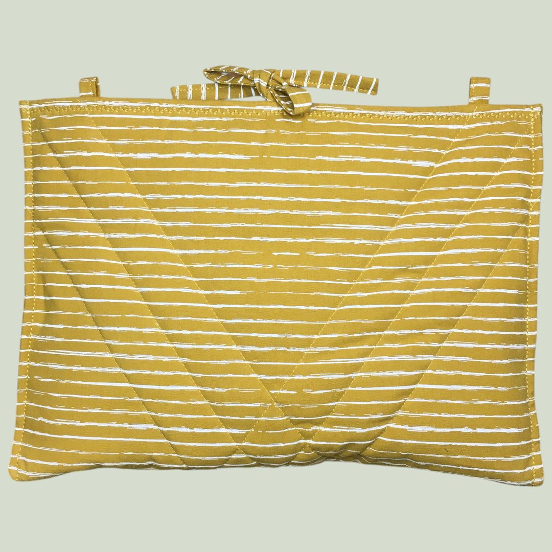 Housse matelassée pour livres et tablettes en tissu floral vintage gris, création originale pièce unique faite main à Paris. Verso, doublure et matelassage.