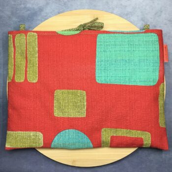 Housse ordinateur 13 pouces en tissu vintage graphique rouge, création originale faite main à Paris, étui doublé réversible. Exemplaire 1 recto face A.