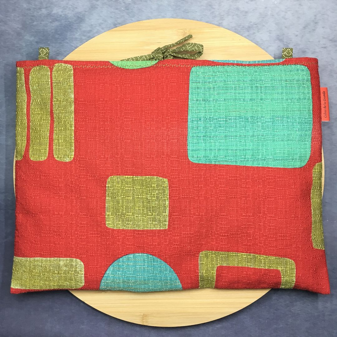 Housse ordinateur 13 pouces en tissu vintage graphique rouge, création originale faite main à Paris, étui doublé réversible. Exemplaire 1 recto face A.