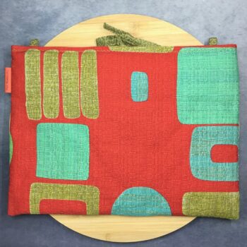 Housse ordinateur 13 pouces en tissu vintage graphique rouge, création originale faite main à Paris, étui doublé réversible. Exemplaire 1 recto face B.