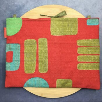Housse ordinateur 13 pouces en tissu vintage graphique rouge, création originale faite main à Paris, étui doublé réversible. Exemplaire 2 recto face B.