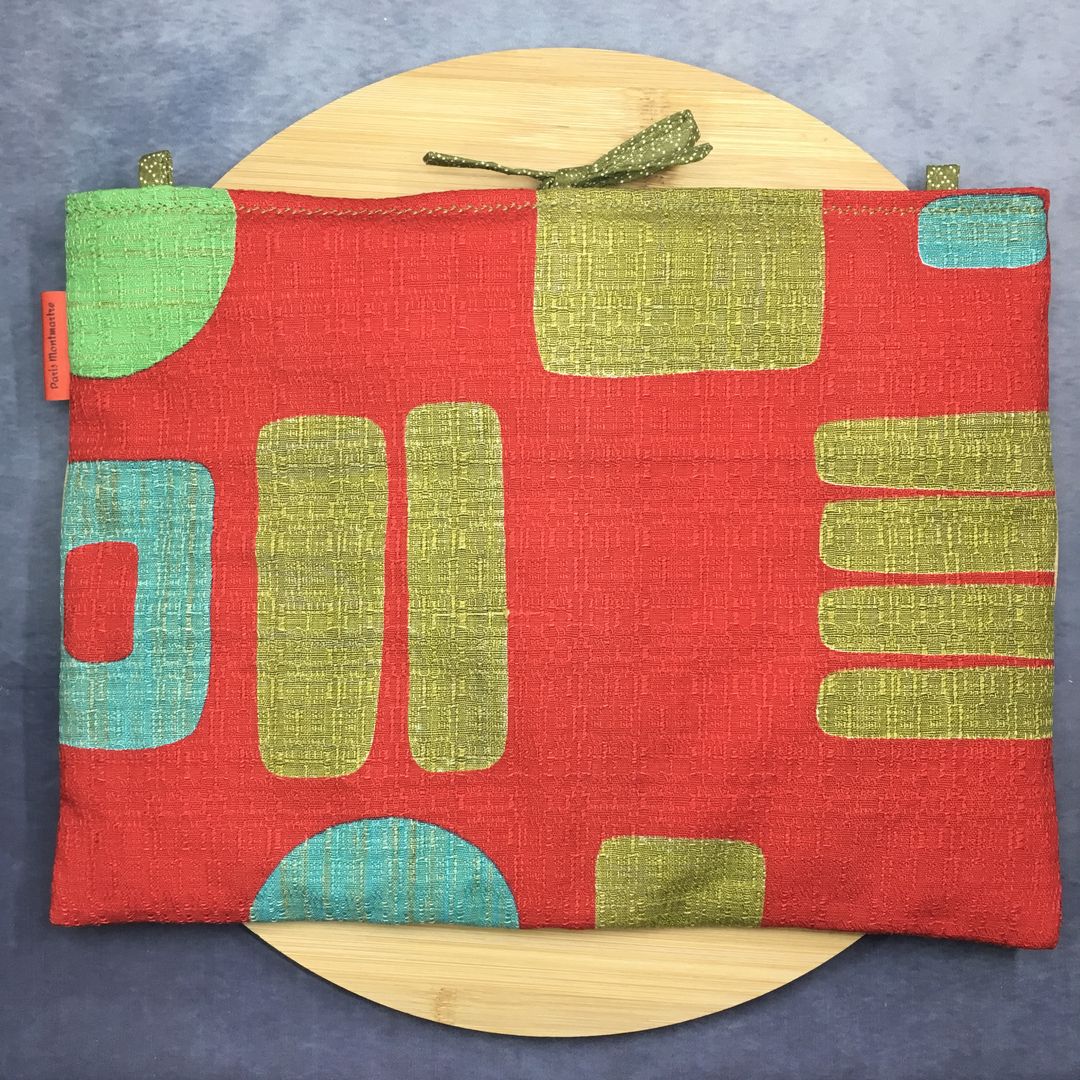 Housse ordinateur 13 pouces en tissu vintage graphique rouge, création originale faite main à Paris, étui doublé réversible. Exemplaire 2 recto face B.