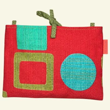 Pochette à tablettes matelassée rouge, housse à livres, création originale pièce unique, tissu revalorisé Marignan années 1960s. Taille S1, exemplaire 2 sur 3, recto face A.