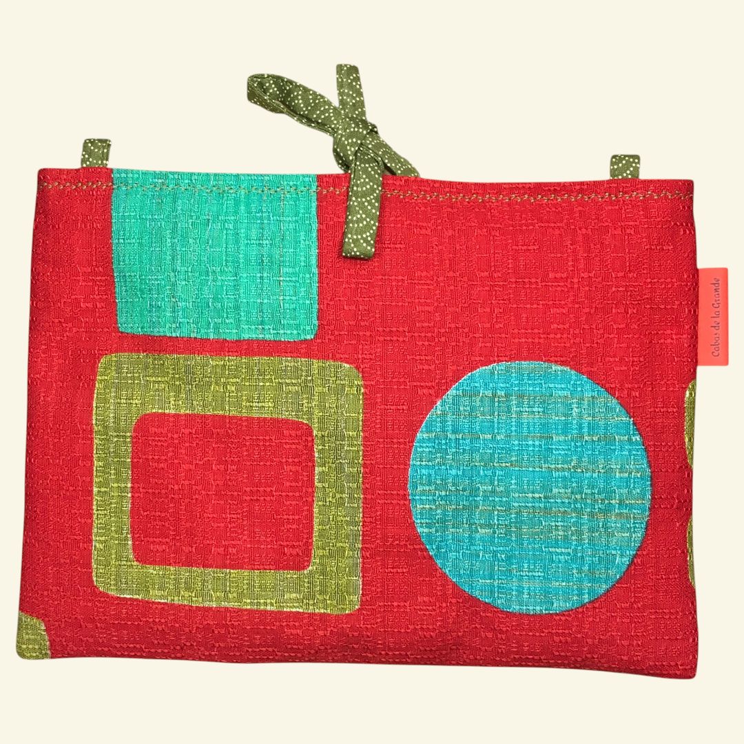 Pochette à tablettes matelassée rouge, housse à livres, création originale pièce unique, tissu revalorisé Marignan années 1960s. Taille S1, exemplaire 2 sur 3, recto face A.