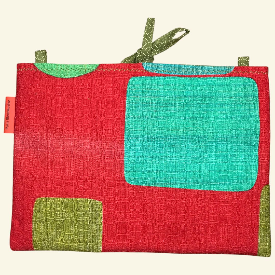 Pochette à tablettes matelassée rouge, housse à livres, création originale pièce unique, tissu revalorisé Marignan années 1960s. Taille S1, exemplaire 2 sur 3, recto face B.