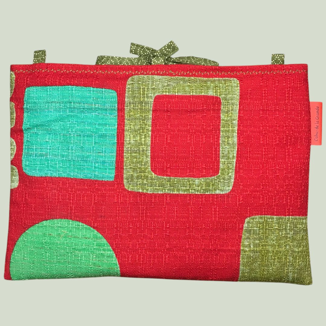 Pochette à tablettes matelassée rouge, housse à livres, création originale pièce unique, tissu revalorisé Marignan années 1960s. Taille S1, exemplaire 3 sur 3, recto face A.