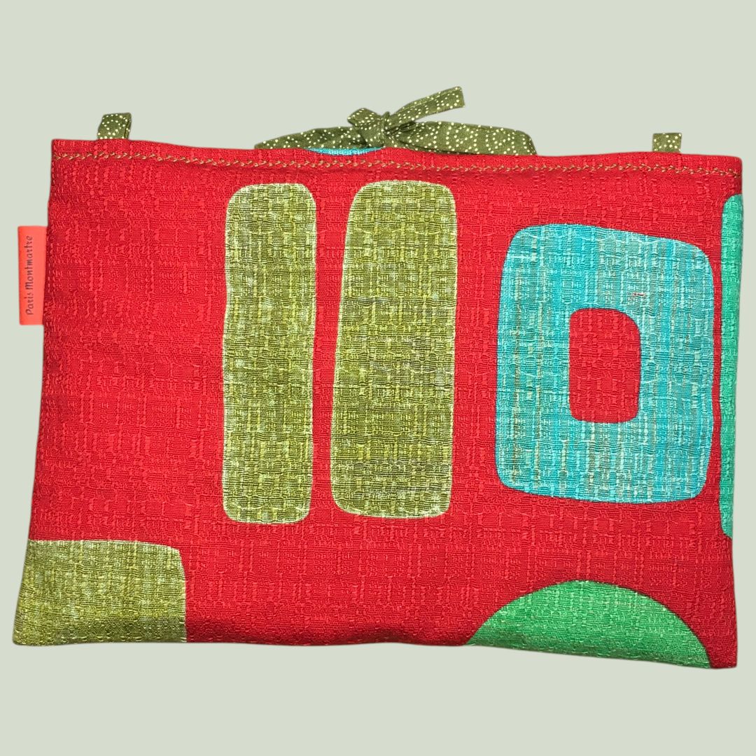 Pochette à tablettes matelassée rouge, housse à livres, création originale pièce unique, tissu revalorisé Marignan années 1960s. Taille S1, exemplaire 3 sur 3, recto face B.