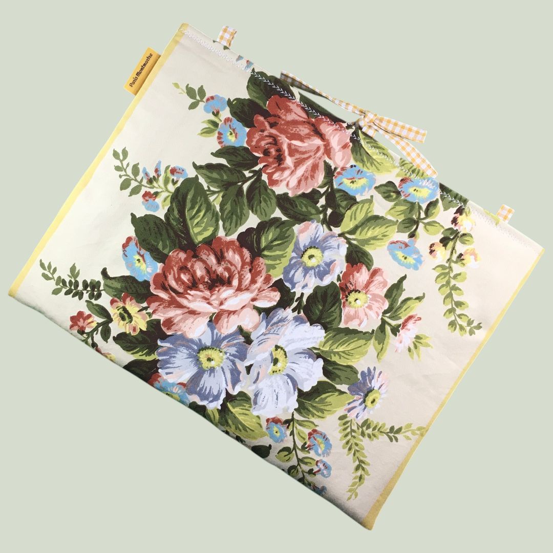 Housse ordinateur 13 pouces en tissu floral élégant et romantique, motif rétro champêtre, création originale faite main à Paris, étui doublé réversible. Exemplaire 1, recto face B.